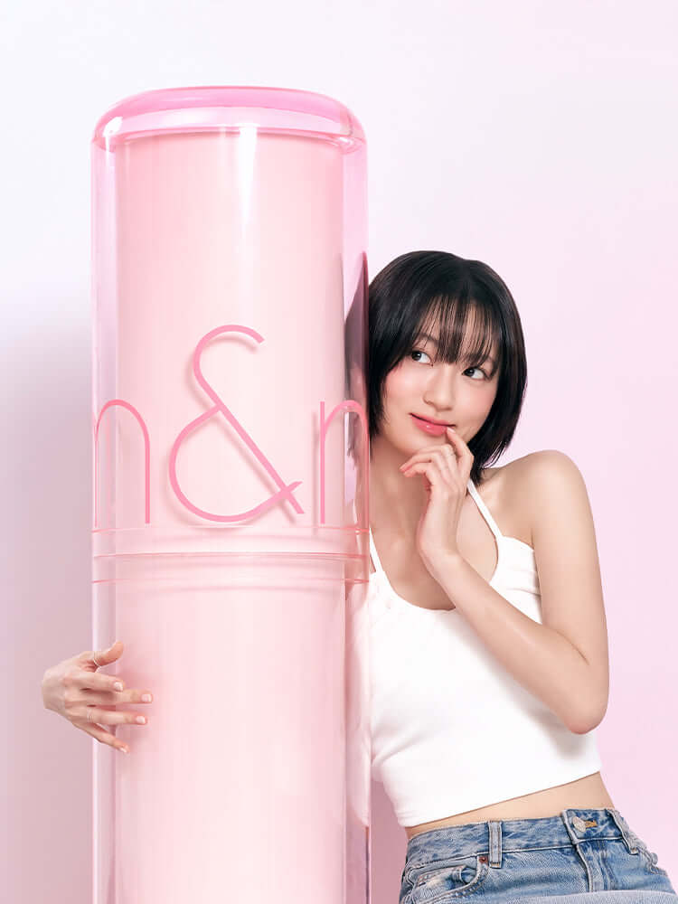 Romand juicy lasting tint model posing with pink packaging, showcasing the fresh and vibrant design.