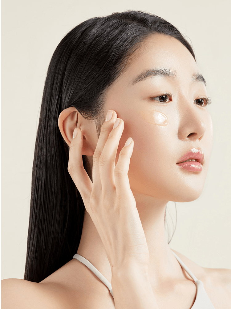 Woman applying manyo Bifida Biome Aqua Barrier Cream for deep hydration and moisture barrier support.