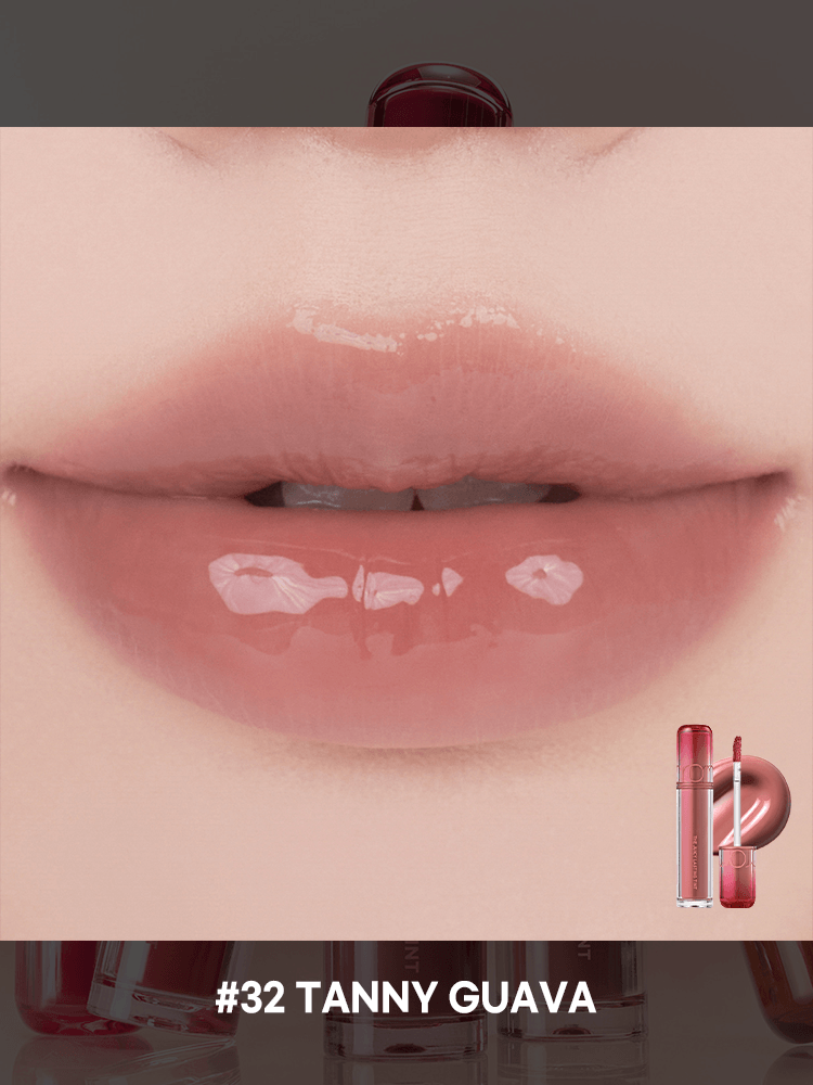 romnd The Juicy Lasting Tint NEW WARM swatch on lips in shade #32 Tanny Guava, showcasing glossy finish and vibrant color.